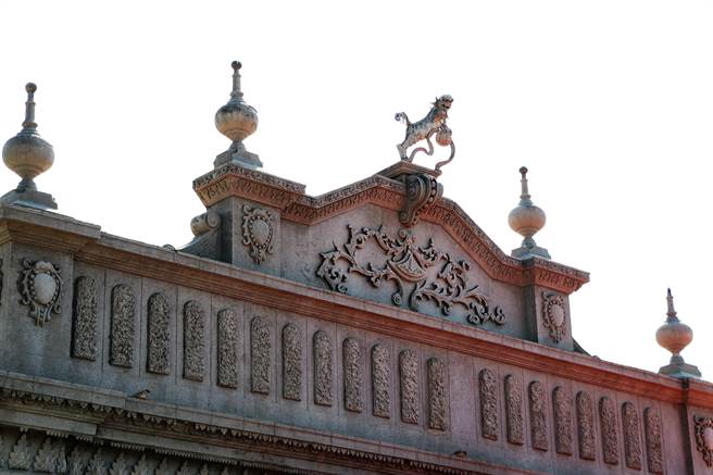 曾获选台湾歷史建筑百景的「张家旭升居」，歷经百年洗礼后仍令人惊艳，巴洛克风格加上闽式红砖建筑设计吸睛。（谢佳潾摄）