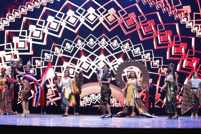 义守大学年度双语盛会的「国际文化大使竞赛」，有来自臺湾、日本、印尼、泰国、越南、菲律宾、吉尔吉斯以及圣露西亚等8个国家的学生进入总决赛，展现义大多元的国际氛围，已成校园年度大事。(照片/义守大学提供)

