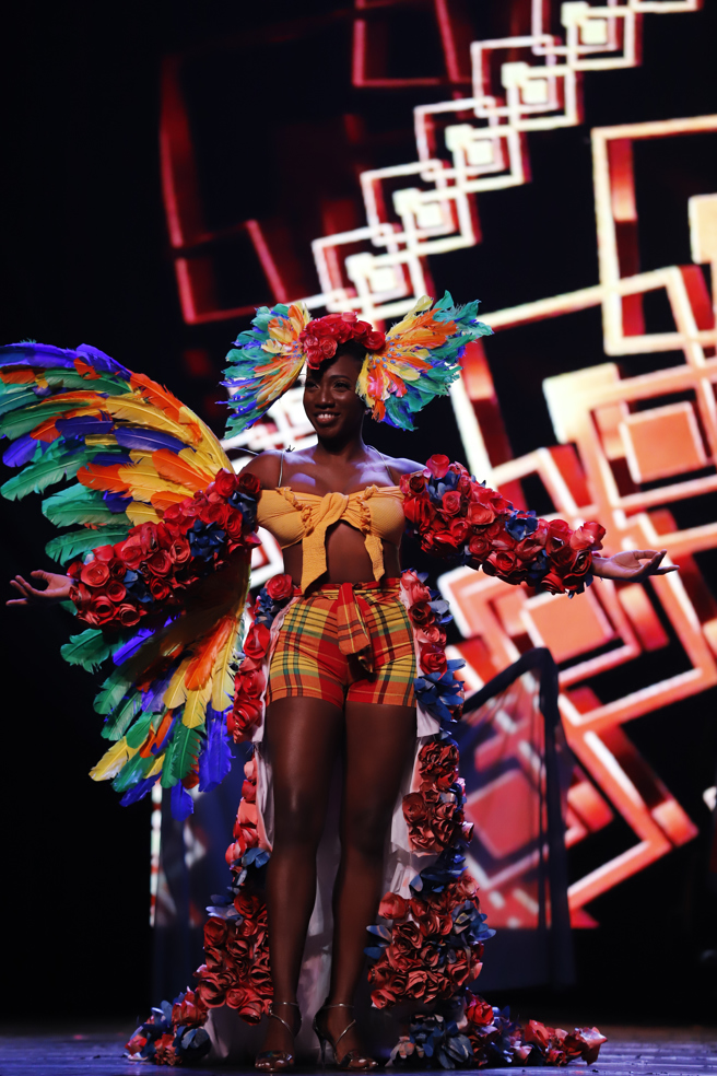 女子组冠军的「医学院」学士后医学系学生塔妮卡，以圣露西亚传统服饰Wob Dwiyet为灵感设计，让各国学生从异国服装认识不国家文化。(照片/义守大学提供)