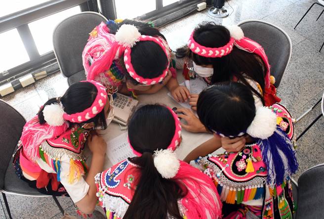 原住民族语单词竞赛台东县初赛今登场，选手临阵磨枪。（庄哲权摄）