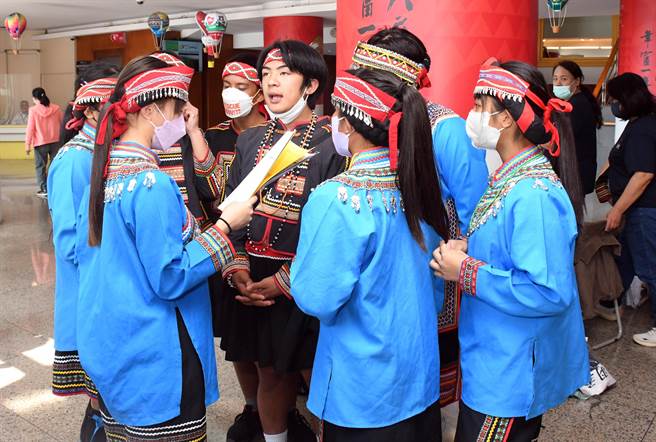 原住民族语单词竞赛台东县初赛今登场，选手临阵磨枪。（庄哲权摄）