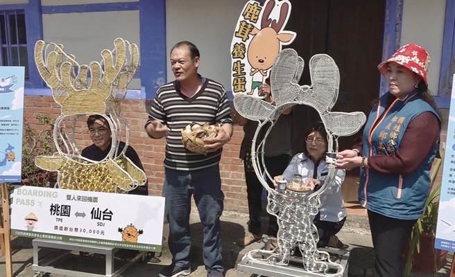 国姓乡长邱美玲（右）宣传「鹿神祭」，参加褒雄宫掷筊大赛并拍照在脸书打卡，加码抽双人日本来回机票。（杨静茹摄）