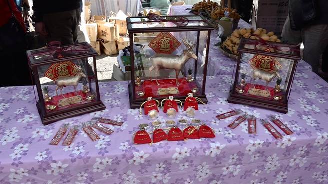 「鹿神祭」因疫情停办3年，319盛大回归，参加掷筊大赛有机会获台湾水鹿造型钱母等好礼。（杨静茹摄）