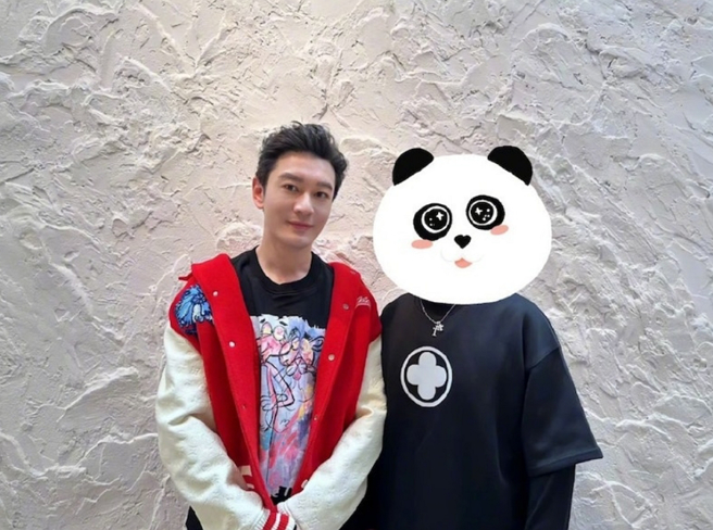 有一名髮型師替黃曉明闢謠，表示他替黃曉明剪頭髮，黃曉明都是真髮不需要戴假髮。（圖／摘自微博）