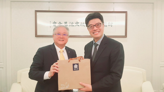 简廷在会长(左)建议海基会协助台商因受疫情重挫影响，辅导企业返台恊助偏乡经济復甦希望政府推出政策与计划，提供台商返台辅助偏经济抢救人口回流助地方发展平台。(照片/澳门台商联谊会简廷在会长提供)