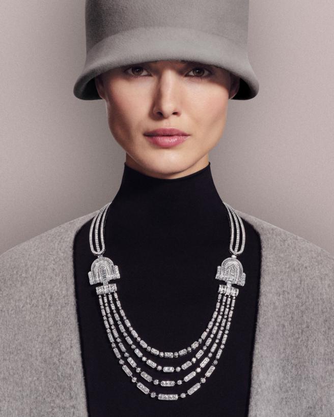 宝诗龙珠宝展即起登台，以英国女王伊莉莎白二世生前拥有的胸针为灵感设计的Frosty White项炼，有6种佩戴方式，3250万元。（Boucheron提供）