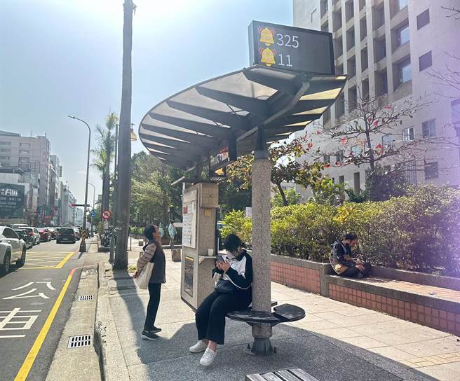 台中市候车亭的服务由原先的轮椅标志改为黄色笑脸标志，避免民眾误解。（交通局提供／张亦惠台中传真）