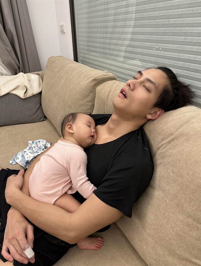范少勋透露昨晚又再度以这姿势抱女儿睡整晚。（青春期提供）