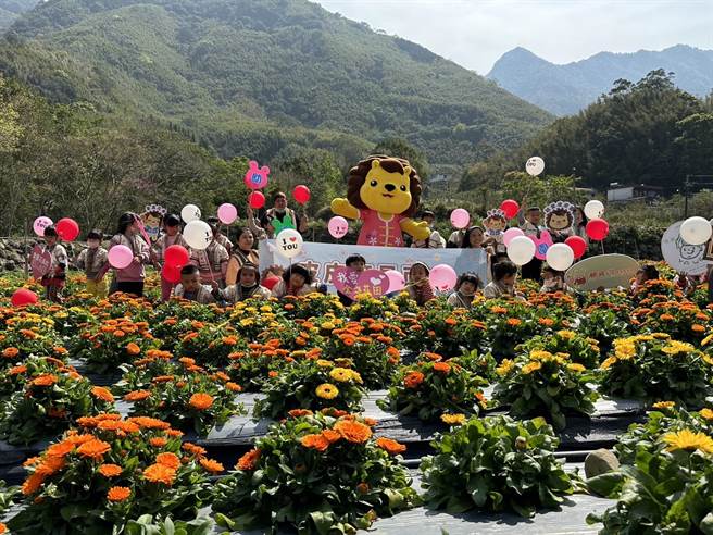 新竹县吉祥物皮皮狮今年首场见面会到尖石那罗，推广金盏花海美景。（新竹县府提供／邱立雅竹县传真）