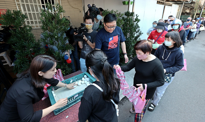 经典赛中华队胜义大利，蓝营满志刚(中)与徐巧芯(左1)兑现祭品文发蛋，曾反遭绿营批囤蛋。（中时资料照／张铠乙摄）