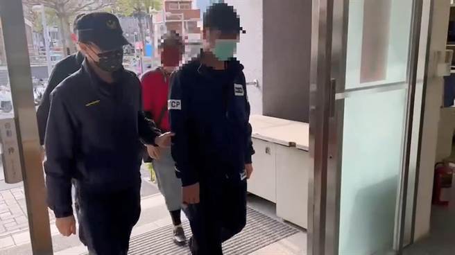 蔡男12日晚间在一处KTV喝酒作乐，酒后失控与女陪侍发生口角，还跟试图劝阻客人发生衝突，结果当场打成一团，事后涉案双方互告伤害，全数遭警方法办。(黄敬文翻摄)