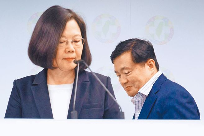 总统蔡英文(左)与前民进党秘书长洪耀福(右)。（图／本报系资料照）