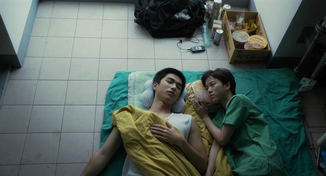 曾敬驊（左）與項婕如在片中即使身處高度病毒感染風險，依然保持熱情的使命。（CATCHPLAY提供）