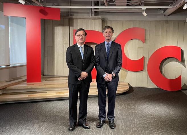 （APG秘书长Dr. Gordon Hook（右）与集保结算所董事长朱汉强（左）会后合影 图／集保结算所提供）