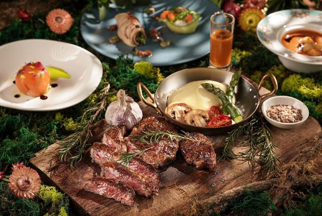 （台北君品酒店云轩西餐厅正式转型主攻套餐，全新推出的「春飨宴」个人套餐，主菜『炭烤美国顶级湿式熟成牛肋眼12盎司』每位2,680元+10％。图／君品酒店）