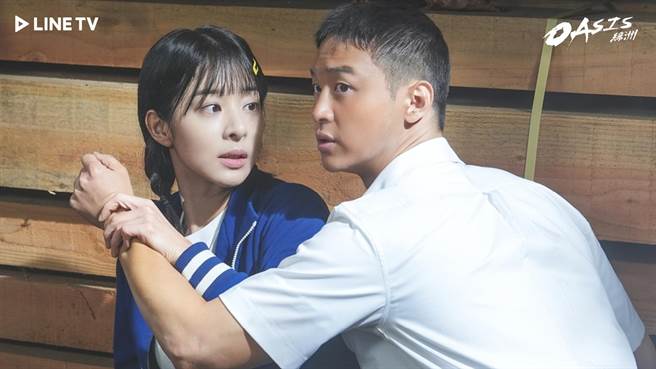 薛仁雅第一集就爱上张东润。（LINE TV提供）
