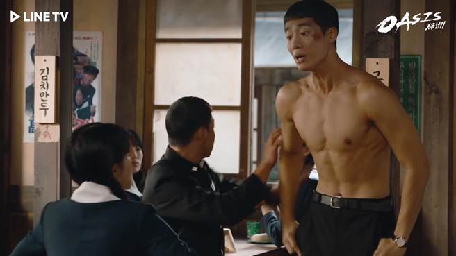 秋英宇不甘示弱脱掉上衣向薛仁雅示爱。（LINE TV提供）