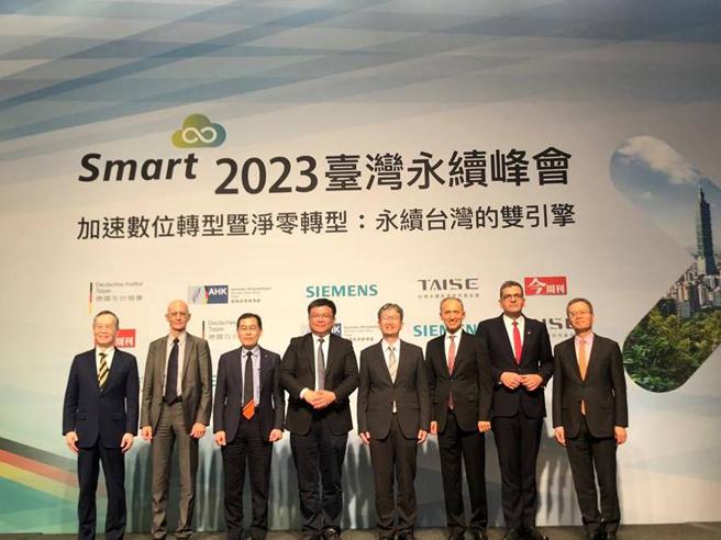 （西門子攜手德國在台協會、德國經濟辦事處及台灣永續能源研究基金會等單位，共同主辦2023台灣永續峰會15日登場。圖右三為台灣西門子總裁暨執行長艾偉。圖／沈美幸）