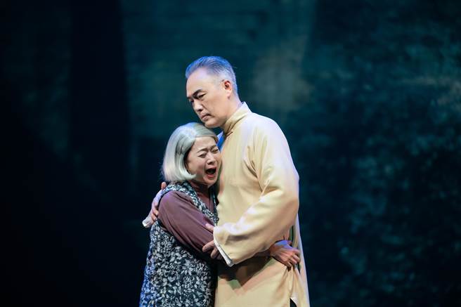 王月（左）、樊光耀在《京戏启示录》创拓版的演出赚人热泪。（宽宏艺术提供）