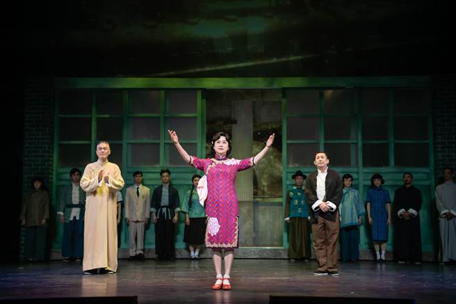 王月（中）、樊光耀（左）、屈中恒在《京戏启示录》创拓版的演出感动许多观眾。（宽宏艺术提供）