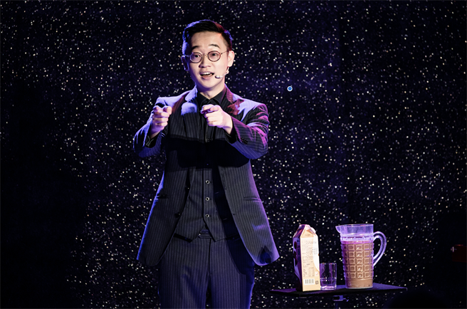 国际级魔术冠军黄柏翰创造奇幻且与观眾零距离的魔幻空间。（《命运之约》节目提供）