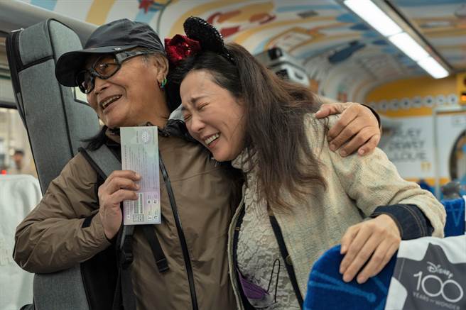 沈文程（左）登场《花甲少年趣旅行》让况明洁又惊又喜。（东森提供）