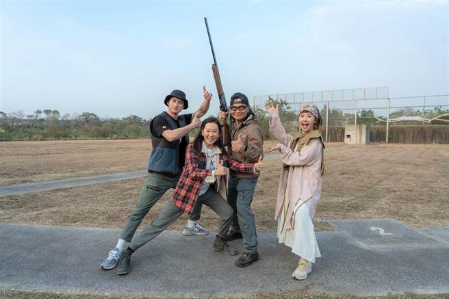 范少勋（左起）、况明洁、沈文程、Lulu都是第一次体验打靶射击。（东森提供）