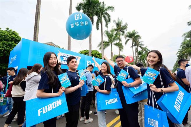 金控業員工1月總薪資平均領近51萬元，遙遙領先各行業，圖為富邦金控今年校園徵才活動。(富邦金提供)