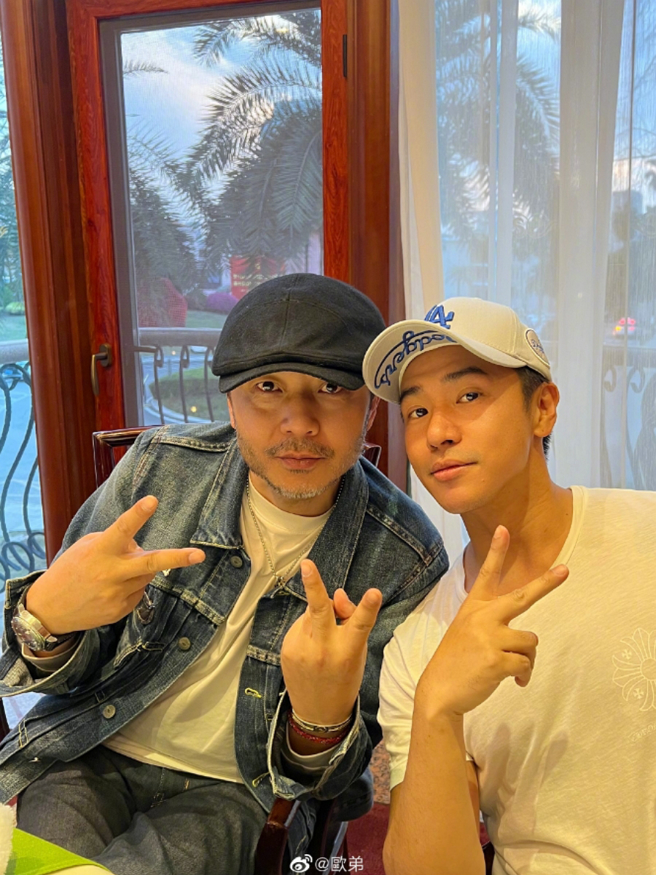 欧弟离婚后重返大陆工作，今（15日）与汪涵合照竟瘦到快认不出来。（图／摘自欧弟微博）