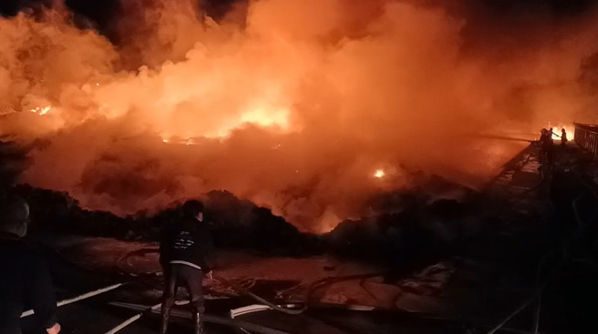 澎湖西屿垃圾掩埋场传火警 大量浓烟冒出 消防员漏夜灌救。（翻摄照片）