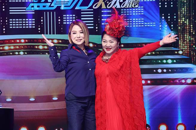 白冰冰(右)、叶瑷菱出席「2023真爱秀‧蓝宝石大歌厅」 记者会。（罗永铭摄）