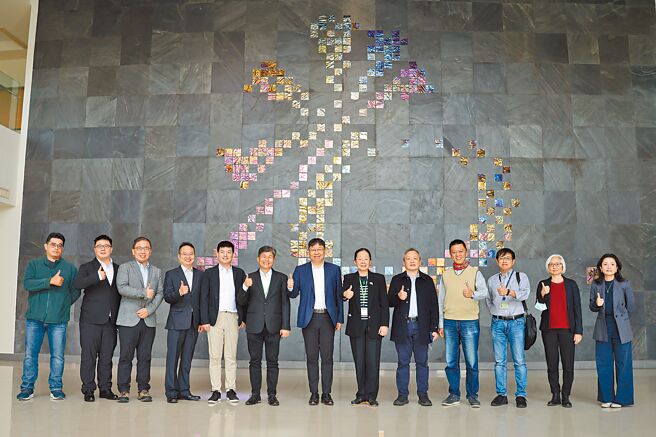 能元科技与国辐中心启动次世代高效能航空锂电池研究计画。能元科技总经理薛人祯（右七）与国辐中心主任徐嘉鸿（右六）、工程会副主委叶哲良（右四）与清华大学教授果尚志（右五）。图／国辐中心提供