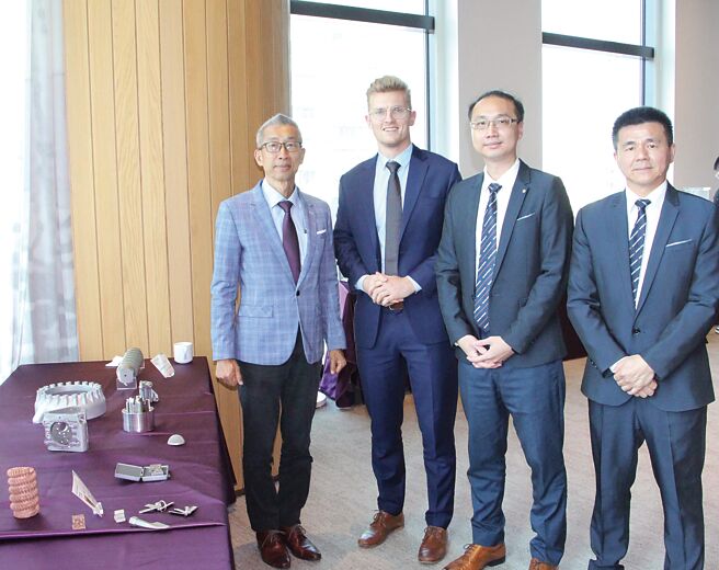 DMG MORI台湾总经理王继圣（左起）、Mr. Ahrens Niklas、产品经理吕名凯、徐庆文于研讨会中合影。图／李淑慧