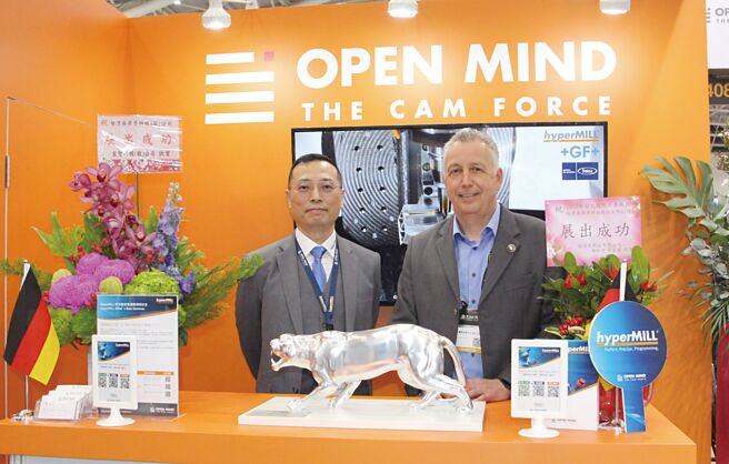 OPEN MIND总裁Volker Nesenhoner（右）和台湾奥奔麦总经理陈明均（左）联手，在此次TIMTOS 2023展会上为贵宾详述hyperMILL自动化CNC编程多项特点。图／李淑慧