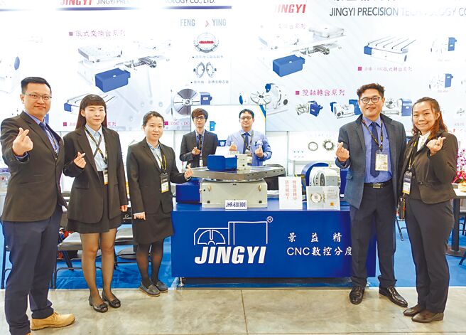 景益科技总经理陈进裕（右二）率领坚强的经营团队，在展示会场合影。图／黄俊荣