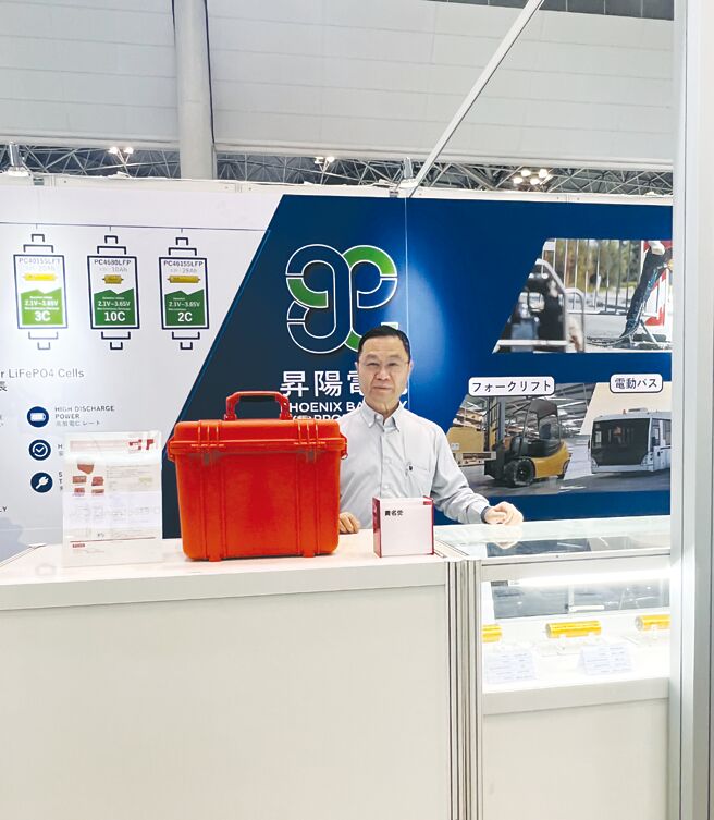 台湾电池协会理事长杨敏聪14日带领会员厂商，进行台湾展区摊位布置准备。图／台湾电池协会提供