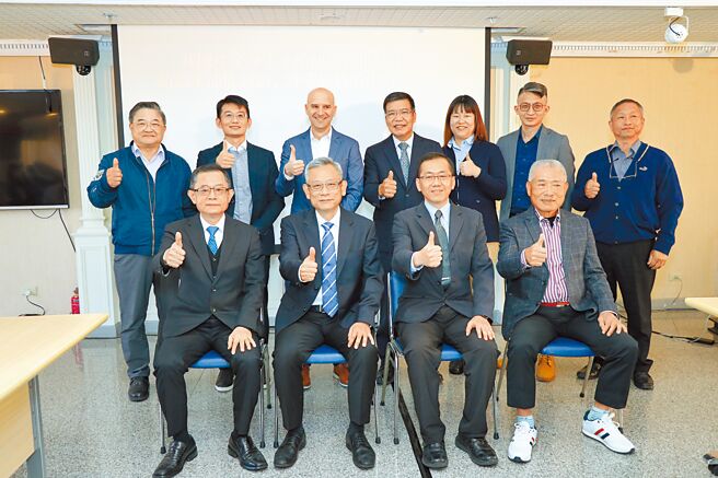 丝织公会理事长庄耀铭（前排左二）邀请经济部工业局副局长杨志清（前排右二）专题演讲，与出席净零碳排演讲会的纺织相关公协会与会贵宾合影。图／丝织公会提供