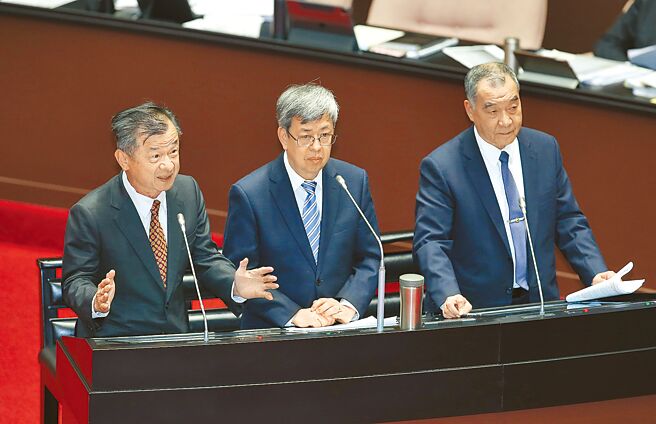 针对立委江启臣质疑我方是否有电话联络上金门失联上兵本人？如何确认他在中国大陆？陆委会主委邱太三（左起）、行政院长陈建仁、国防部长邱国正上台答询，邱表示中国大陆在调查期间不会公布任何调查内容，希望对岸不要将此事操作成政治事件。（姚志平摄）