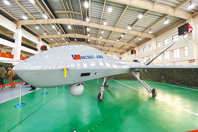 腾云无人机2月在花莲空军基地测试时，衝出跑道受损。中科院昨表示，因工程师程式编建时输错参数，现已改正，很快能復飞。（邓博仁摄）