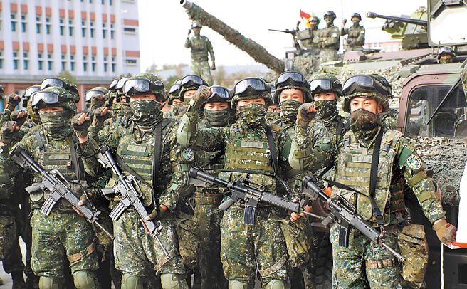 多名专家、家长代表14日质疑，目前国防训练未落实，建议暂缓修全动法。图为2023年1月11日，国防部1邀请媒体参访陆军装甲第564旅，实施战车战斗队反空机降操演，所有士官兵在歼灭敌军后一同大声吶喊庆祝胜利。（本报资料照片）