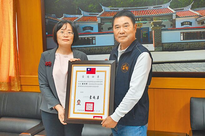 苗栗县长锺东锦（右）去年坚持参选遭国民党中央开除党籍，经前主席吴伯雄居中协调，锺东锦14日发表声明，他将撤回确认国民党籍的告诉。（李京升摄）