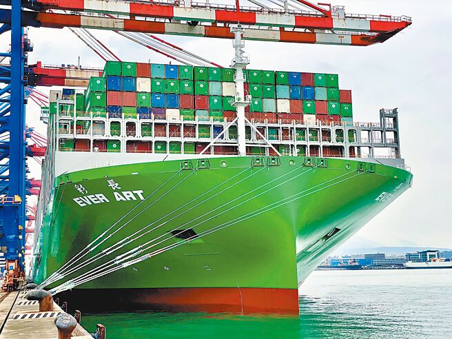 長榮去年合併營收6272.84億元、稅後淨利為3342.01億元、每股盈餘（EPS）87.07元均創新高，董事會決議大方配息每股70元，以昨日收盤價171元計算，殖利率高達40.93％，居台股上市櫃公司之冠。（長榮提供）