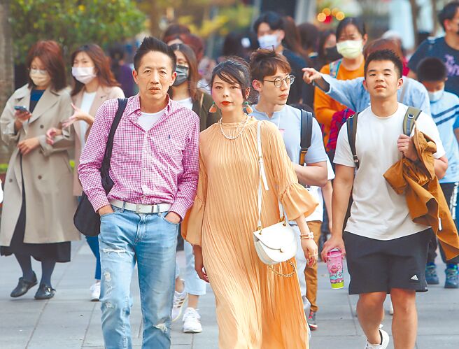 国内新冠肺炎疫情趋缓，中央流行疫情指挥中心表示，最快清明连假后、4月中检讨全面松绑口罩政策。图为部分民眾近日外出逛街未佩戴口罩。（陈怡诚摄）