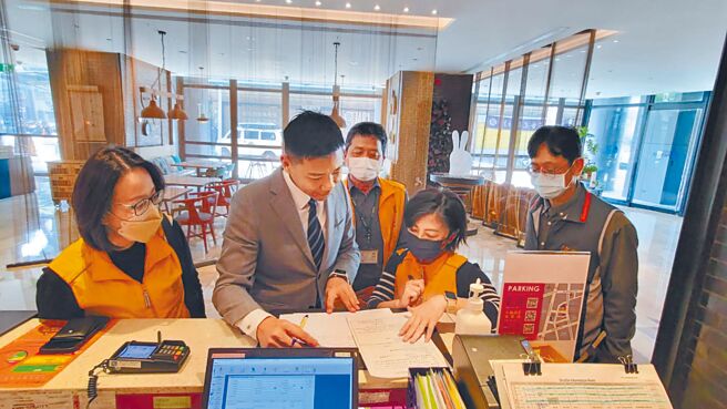高雄市观光局近日联合消保官稽查旅宿业房价，避免业者趁高雄演唱会满檔时哄抬价格。（高雄市观光局提供／柯宗纬高雄传真）