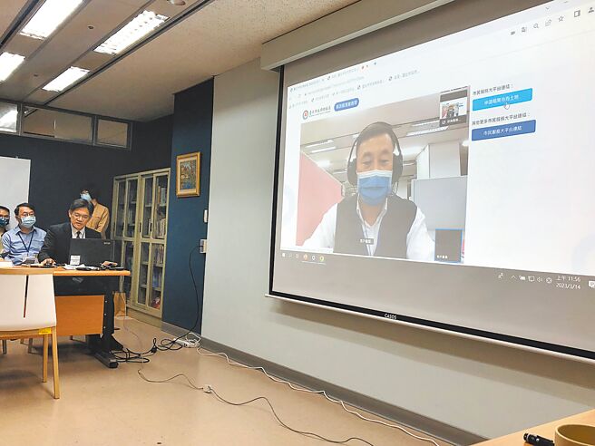 台北市财政局14日对外说明未来财政推动方向，财政局长游适铭（前排左）示范使用「视讯租赁服务云」服务。（张芷瑜摄）