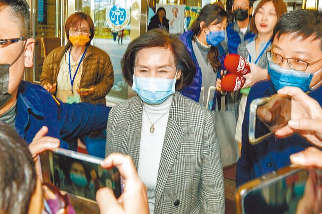 宜兰县长林姿妙（前中）被依贪污等4罪起诉，她14日步出地方法院时，强调自己正正当当。（李忠一摄）