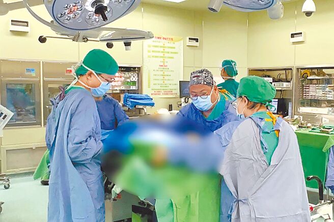 花莲一名吴姓男子心血管阻塞呈现脑死，他的父亲让儿子遗爱人间，把眼角膜和皮肤捐出，在家人与朋友祝福下于花莲慈济医院圆满助人心愿。（花莲慈济医院提供／罗亦晽花莲传真）