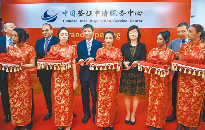 大陆恢復审发外国人各类赴大陆签证，这代表大陆与国际往来已几乎恢復正常。图为先前埃及亚歷山卓中国签证申请服务中心剪彩。（新华社）