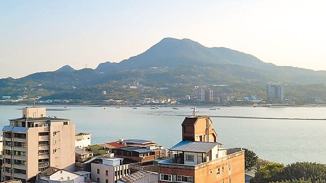 民眾向新北市议员陈伟杰陈情，近年来淡水河道泥沙淤积愈来愈严重，导致渡轮延后开船。（摘自陈伟杰社群平台／黄敬文新北传真）