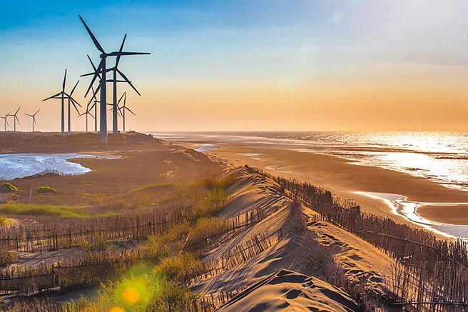 桃园市草漯沙丘拥有绵延8.1公里的沿海沙漠特殊地景，为热门旅游打卡景点，为满足游客停车需求，市府将于白沙屯步道口增建停车场，预计今年底完工。（桃市府观旅局提供／蔡明亘桃园传真）